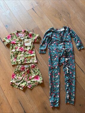 SweetHoney Green Floral Short Pajama Set & Teal Ruffle-Front Christmas Sleepsuit